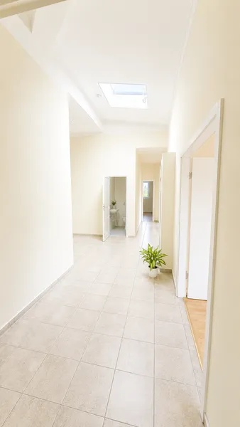 Helle Dachgeschosswohnung mit umlaufendem Balkon und Stellplatz in Berlin-Biesdorf